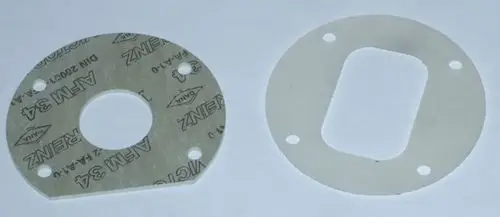Zwei Dichtungen aus flachem Material, eine mit runder, die andere mit ovaler Öffnung, zum Einsatz in Daikin-Adaptern. Beide Dichtungen weisen Montagebohrungen auf.